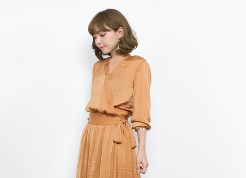 ナチュラルな艶素材がオトナ♡軽やかなサテン生地ワンピースコーデ