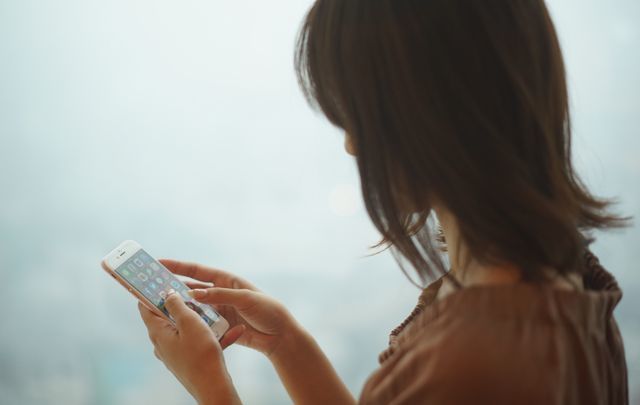 「スマホ下がり肌」に注意!その対策方法とは?