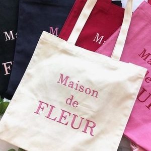 サブバッグにもおすすめ♪ブランドロゴのトートバッグに注目！